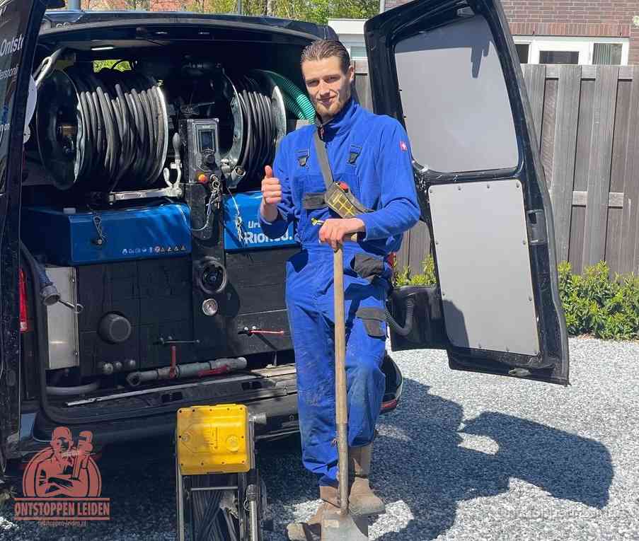 Een tevreden monteur met opgestoken duim na een geslaagde klus, slim ingrijpen bespaart kosten bij een verstopte wc in Leiden