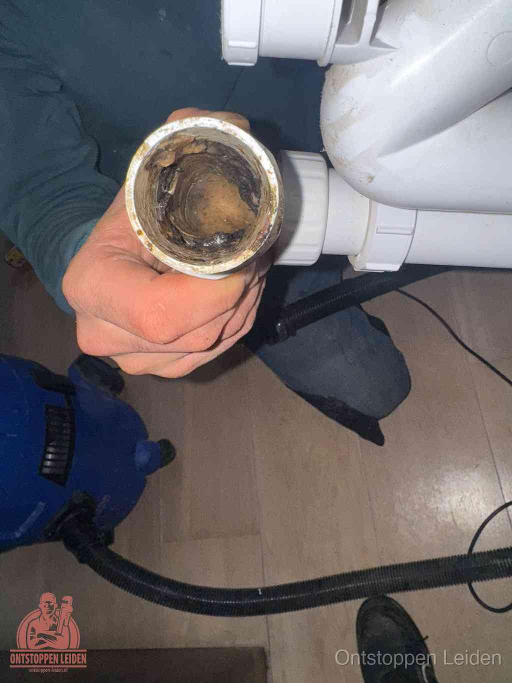 Een losgekoppeld afvoerbuisstuk dat van binnen volledig is dichtgeslibd, het gevolg van een verstopping te lang laten zitten in Leiden
