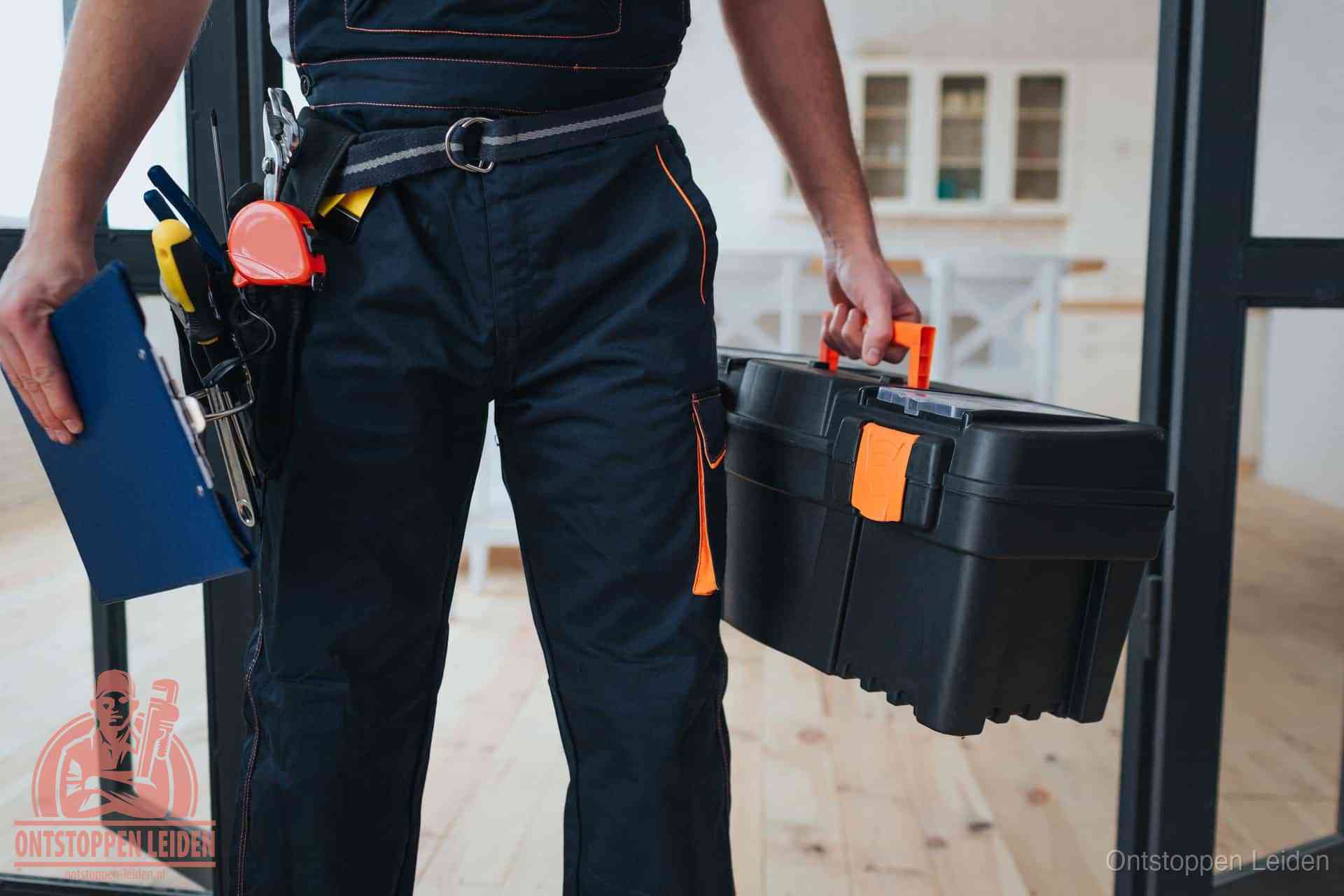 Een monteur met gereedschapsriem en klembord, klaar om een transparante prijs voor het wc ontstoppen in Leiden te geven