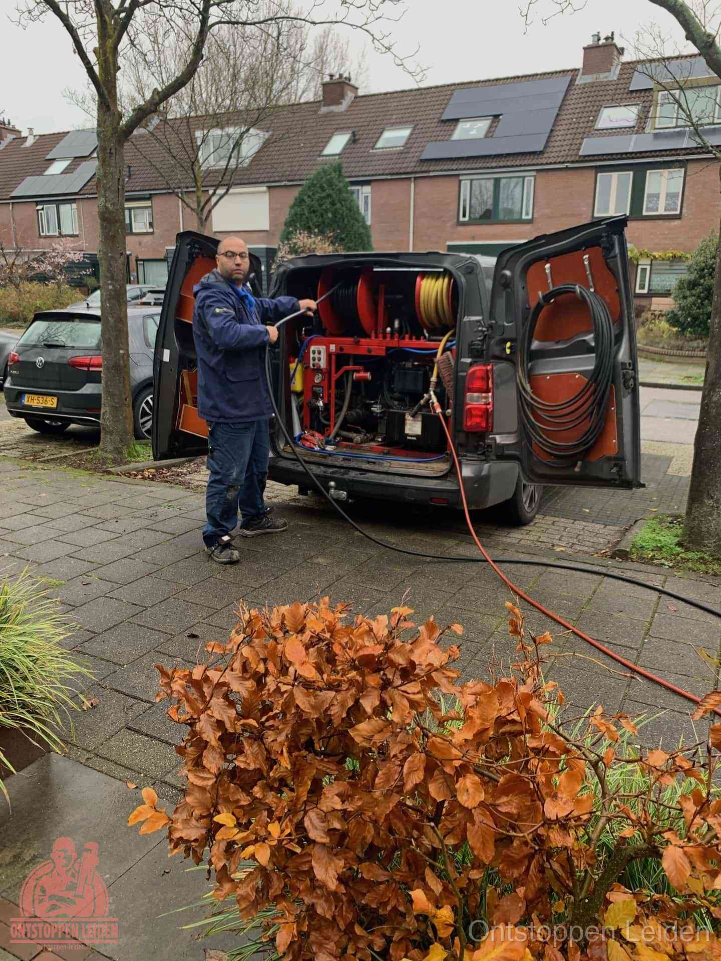 Rioolservice in de wijk in Leiden