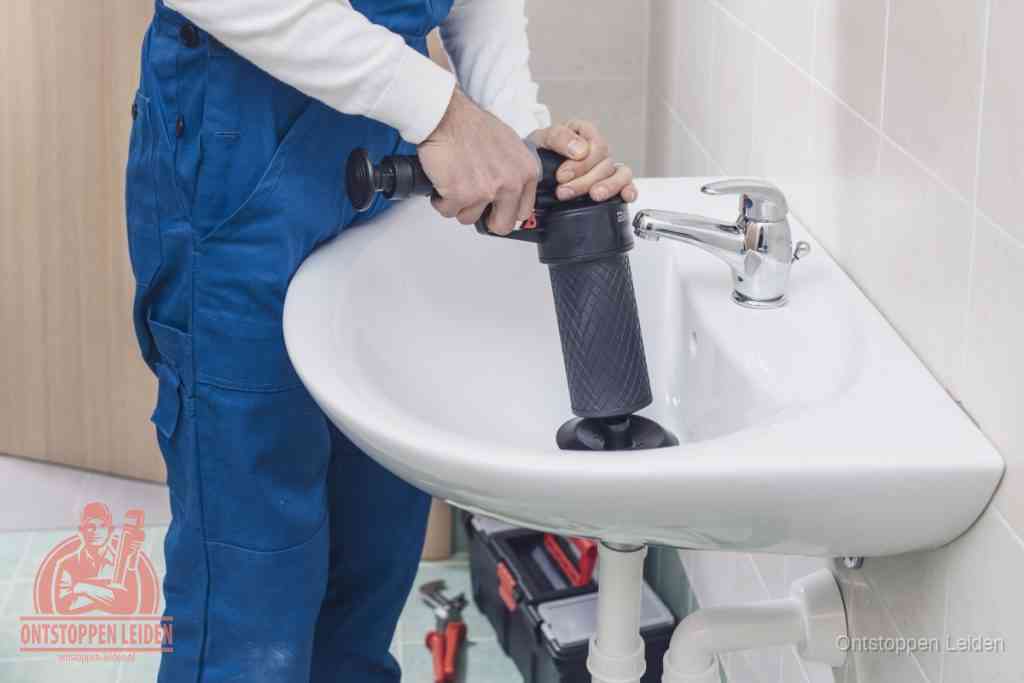 Een te ruwe doe-het-zelf poging met een handmatige perslucht-ontstopper op een sanitair-afvoer, een van de veelgemaakte fouten bij wc ontstoppen in Leiden